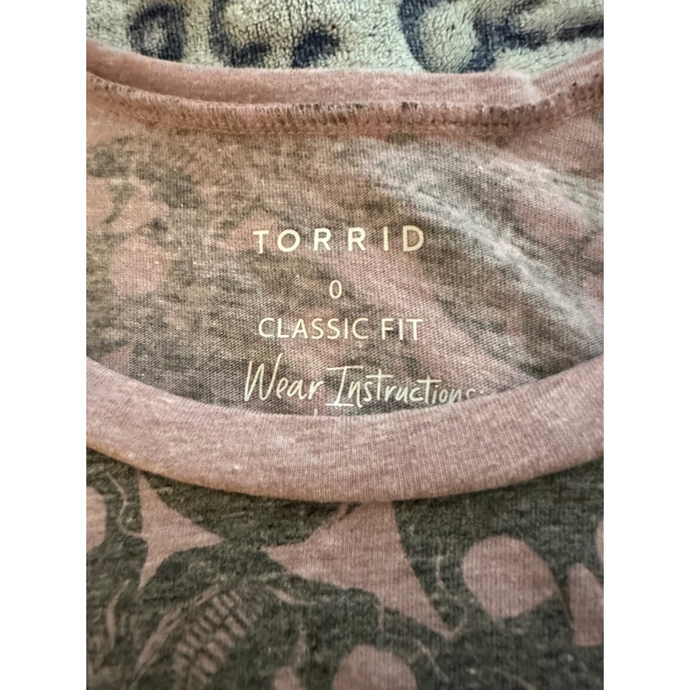 Torrid Purple & Black Skulls 3/4 Sleeve Henley Crewneck Size 1‎ - Picture 4 of 4